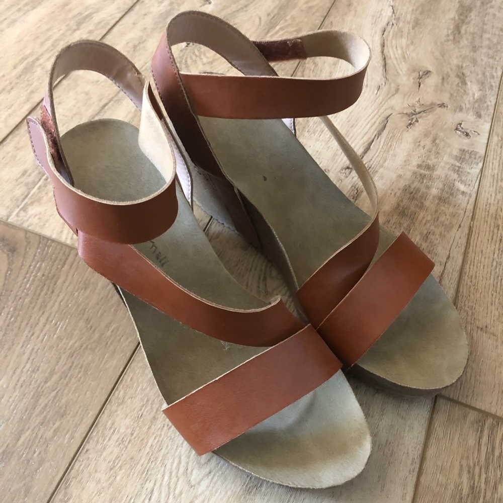 7.5 faux leather scrappy Sandals
